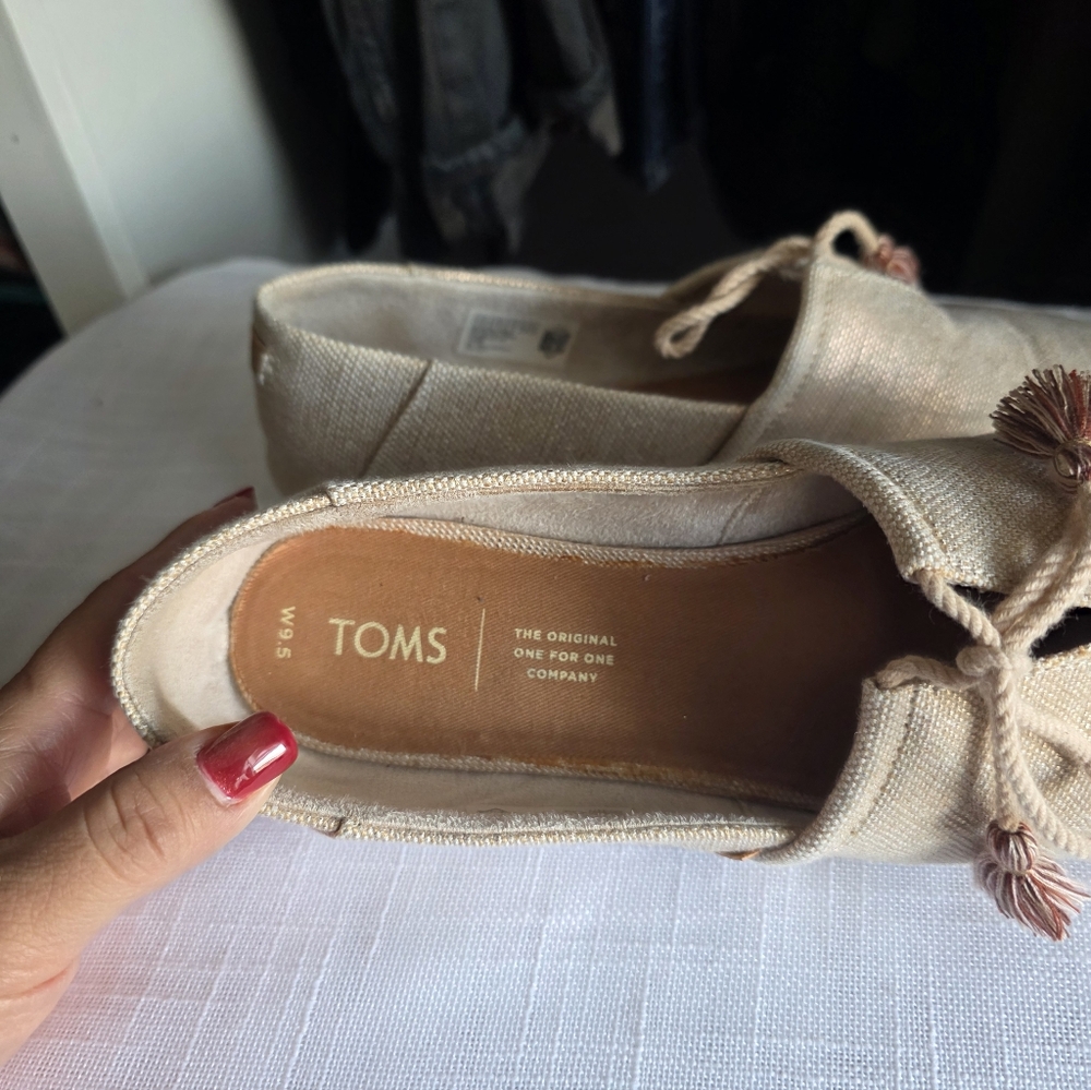 Toms Beige Canvas Loafers - Picture 4 of 7